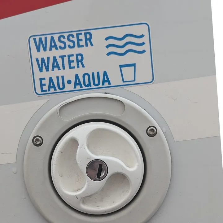 Vesisäiliön lukittava korkki